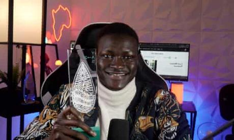 Mayen avec son prix du Sommet des jeunes militants.