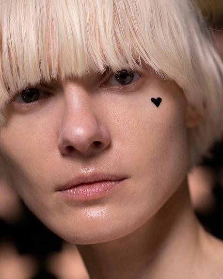 GUCCI BEAUTY : LES LOOKS MAQUILLAGE DU DÉFILÉ GUCCI LOVE PARADE GUCCI BEAUTY : LES LOOKS MAQUILLAGE DU DÉFILÉ GUCCI LOVE PARADE