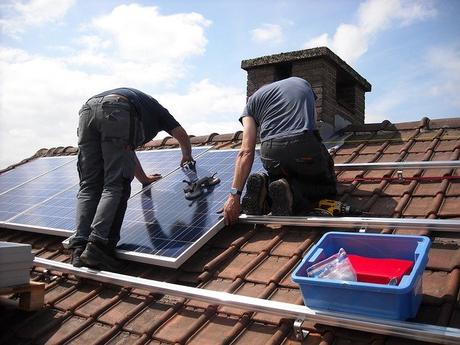 Investir dans les panneaux solaires : rentable ou pas ?