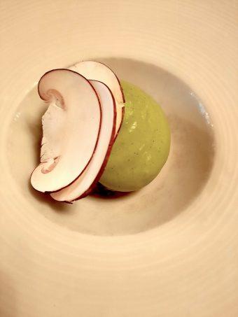 Champignons cuits et crus, persil. Champignons cuits et crus, persil.