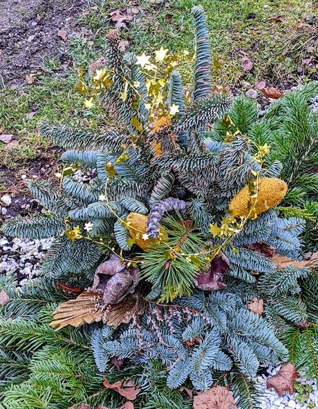 Weihnachten auf dem Friedhof — 20 Bilder / Noël au cimetière — 20 photos