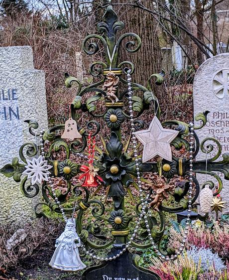 Weihnachten auf dem Friedhof — 20 Bilder / Noël au cimetière — 20 photos