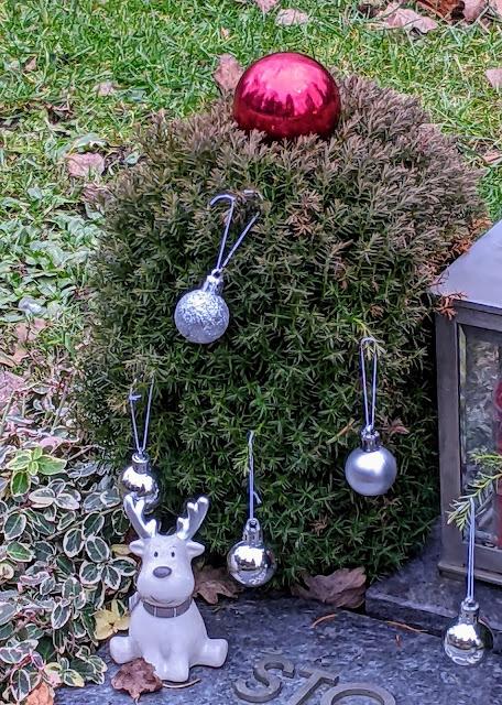 Weihnachten auf dem Friedhof — 20 Bilder / Noël au cimetière — 20 photos