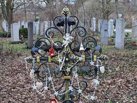 Weihnachten auf dem Friedhof — 20 Bilder / Noël au cimetière — 20 photos