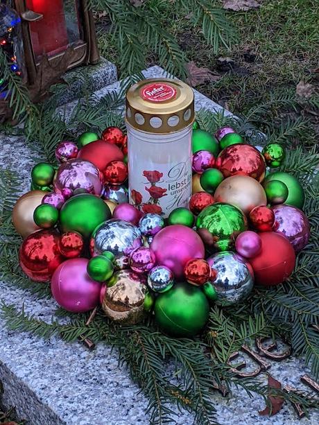 Weihnachten auf dem Friedhof — 20 Bilder / Noël au cimetière — 20 photos