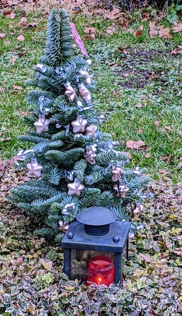 Weihnachten auf dem Friedhof — 20 Bilder / Noël au cimetière — 20 photos