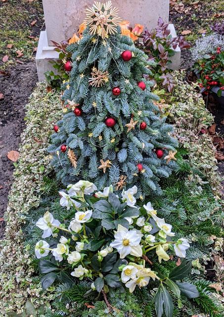 Weihnachten auf dem Friedhof — 20 Bilder / Noël au cimetière — 20 photos