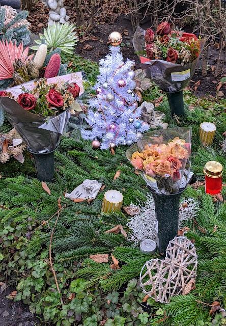 Weihnachten auf dem Friedhof — 20 Bilder / Noël au cimetière — 20 photos