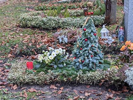 Weihnachten auf dem Friedhof — 20 Bilder / Noël au cimetière — 20 photos