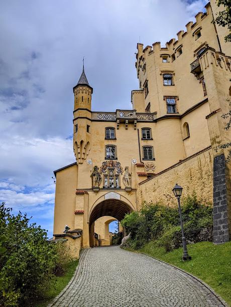 Article Hohenschwangau dans le Grand dictionnaire universel du XIXe siècle par M. Pierre Larousse Article Hohenschwangau dans le Grand dictionnaire universel du XIXe siècle par M. Pierre Larousse