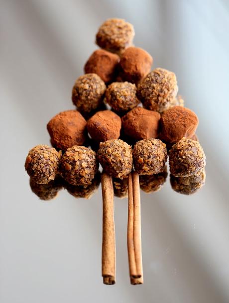 truffes au chcolat noir ou enrobage gavottes truffes cacao , gavottes croustillantes , nouvel an , reveillon , chocolat noir