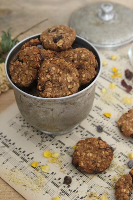 Cuillère et saladier Cookies aux pois chiche, canneberges et chocolat (vegan)
