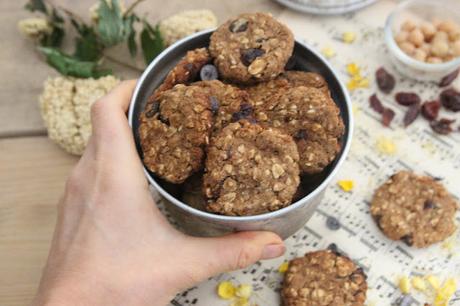 Cuillère et saladier Cookies aux pois chiche, canneberges et chocolat (vegan)