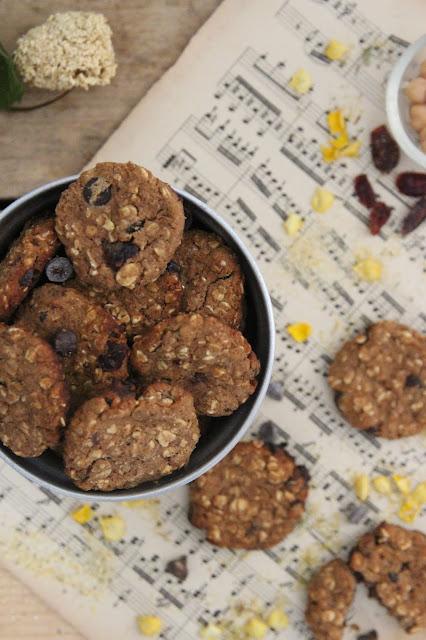 Cuillère et saladier Cookies aux pois chiche, canneberges et chocolat (vegan)