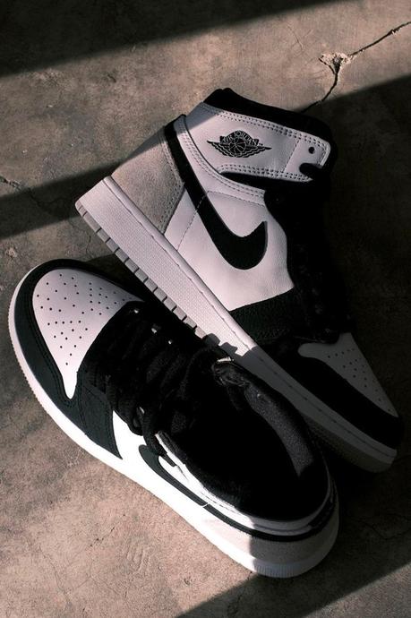 La Air Jordan 1 High “Stage Haze” se dévoile en détail