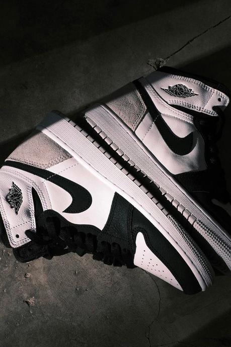 La Air Jordan 1 High “Stage Haze” se dévoile en détail