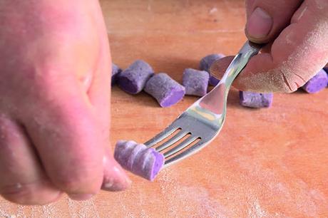 Vitelottes à la crème de topinambours au jambon cru