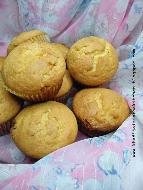 PETITS GÂTEAUX AUX PÉPITES DE CHOCOLAT BLANC ET À L'HUILE D'OLIVE / WHITE CHOCOLATE CHIPS OLIVE OIL MUFFINS / MAGDELENAS CON CHISPAS DE CHOCOLATE BLANCO Y ACEITE DE OLIVA /مافن بحبيبات الشوكولاتة البيضاء و زيت الزيتون