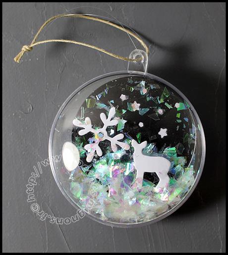 Boule de Noël et étiquettes cadeaux