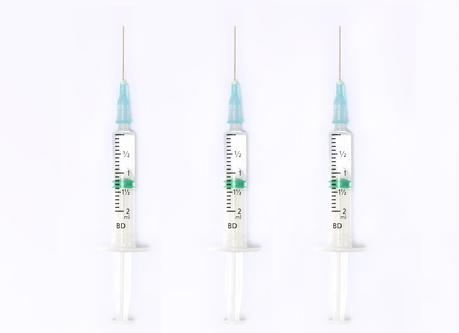 Une 3è dose -de rappel- du vaccin ARNm COVID-19 est requise pour une protection immunitaire contre la variante Omicron du SRAS-CoV-2 (Visuel Adobe Stock 468099351)