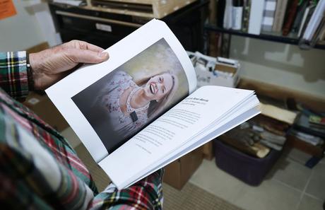L'artiste de l'Utah JR Johansen parcourt un livre publié de portraits de missionnaires saints des derniers jours décédés.