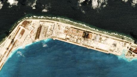 Une photo satellite prise le 19 mars 2020, montrant la base de construction chinoise à Mischief Reef, une caractéristique contestée des Spratleys.  Crédit : Planet Labs.
