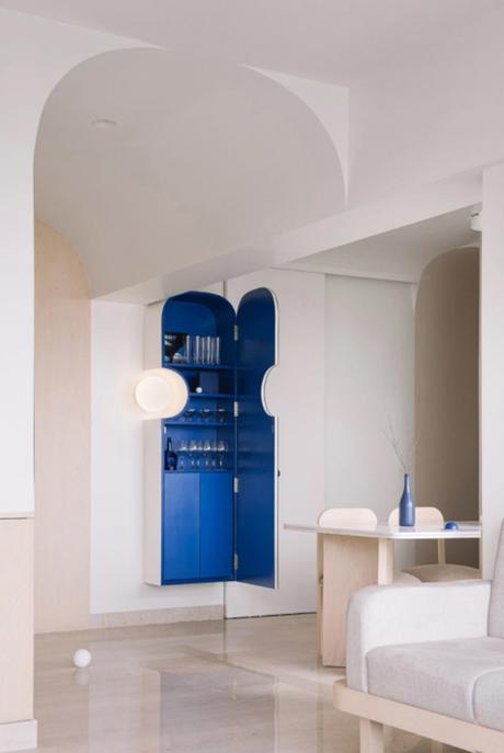 Une décoration d’appartement aux accents bleu cobalt et tout en rondeur