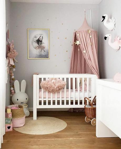 couleur chambre bébé rose pastel gris perle berceau blanc tapis rond osier déco douce poétique