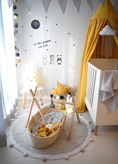 chambre accessoires jaunes gris jeu bois tapis rond à pompon