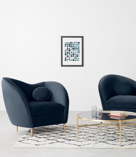 salon sobre élégant contemporain fauteuil bleu saphir design tapis berbère noir et blanc