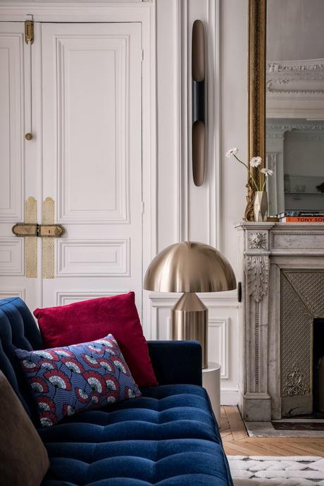 parisian style appartement canapé velours bleu lampe dorée ATOLLO Vico Magistretti O Luce