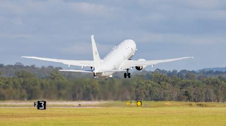 Sur cette photo fournie par les Forces de défense australiennes, un avion P-8 Poseidon de la Royal Australian Air Force quitte une base aérienne à Amberly, en Australie, le lundi 17 janvier 2022, pour aider le gouvernement des Tonga après l'éruption d'un volcan sous-marin.  (LACW Emma Schwenke/ADF via AP)