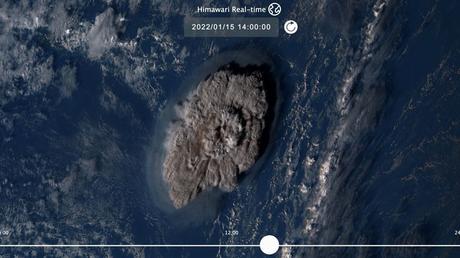 L'image du document montre qu'un panache s'élève au-dessus des Tonga lorsque le volcan sous-marin Hunga Tonga-Hunga Ha'apai a éclaté dans cette image satellite prise par Himawari-8