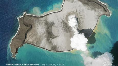 Une image de Planet SkySat montre un panache de fumée s'élevant du volcan sous-marin Hunga Tonga-Hunga Ha'apai avant son éruption