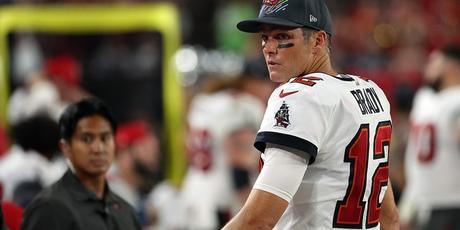 Tom Brady des Buccaneers de Tampa Bay regarde depuis la ligne de touche contre les Panthers de la Caroline au Raymond James Stadium le 9 janvier 2022 à Tampa, en Floride.