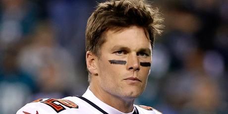 Le quart-arrière Tom Brady des Buccaneers de Tampa Bay regarde avant le début d'un match contre les Eagles de Philadelphie au Lincoln Financial Field le 14 octobre 2021 à Philadelphie.