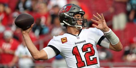 Tom Brady des Buccaneers de Tampa Bay se réchauffe avant un match contre les Panthers de la Caroline au Raymond James Stadium le 9 janvier 2022 à Tampa, en Floride.