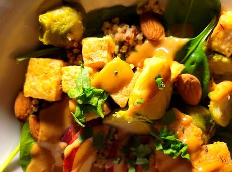 Salade d'épinards, tofu, choux de Bruxelles et pommes, avec vinaigrette au tahini Salade d'épinards, tofu, choux de Bruxelles et pommes, avec vinaigrette au tahini