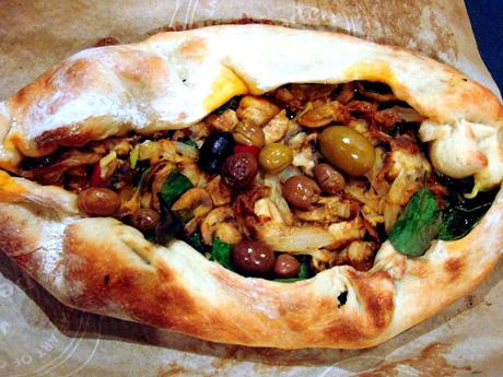 Pizza inspirée d'un pain géorgien; le Khachapuri Pizza inspirée d'un pain géorgien; le Khachapuri