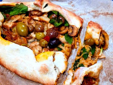 Pizza inspirée d'un pain géorgien; le Khachapuri Pizza inspirée d'un pain géorgien; le Khachapuri
