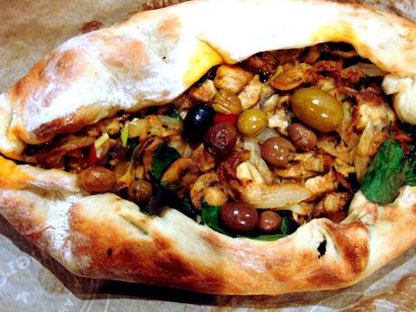 Pizza inspirée d'un pain géorgien; le Khachapuri Pizza inspirée d'un pain géorgien; le Khachapuri