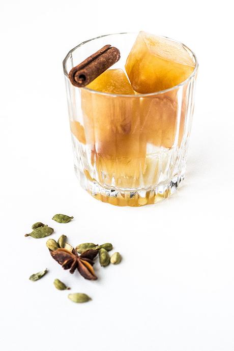 Comment préparer des glaçons infusés à la cannelle, à l'anis et à la cardamome ? Comment faire des glaçons infusés à la cannelle, à l'anis et à la cardamone ?