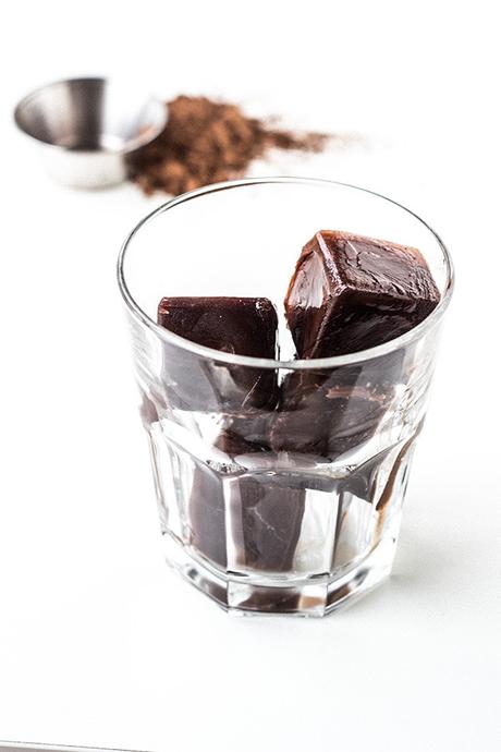 Comment faire des glaçons aromatisés au chocolat noir ? Comment faire des glaçons parfumés au chocolat noir ?