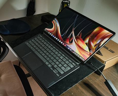 En mode ordi et sur un support incliné, sur mon bureau