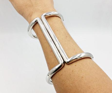 bracelet manchette pour femme en argent vue sur l'avant bras