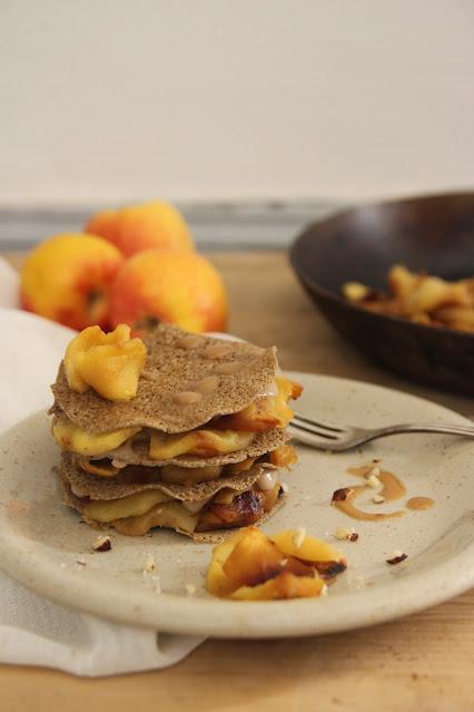 Millefeuille de galettes de sarrasin, pommes et noisette