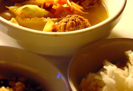Soupe repas d'inspiration asiatique aux boulettes végétales