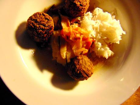 Soupe repas d'inspiration asiatique aux boulettes végétales Soupe repas d'inspiration asiatique aux boulettes végétales