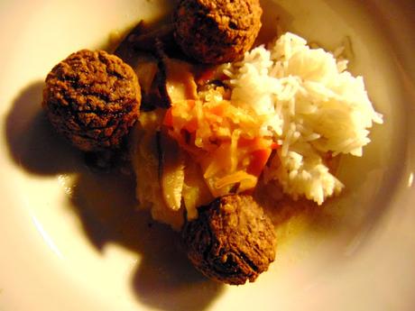 Soupe repas d'inspiration asiatique aux boulettes végétales Soupe repas d'inspiration asiatique aux boulettes végétales