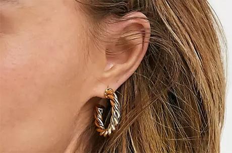 STYLE : Kate Middleton visite les locaux de Shout (Londres) avec des boucles d’oreilles à 12,49 euros STYLE : Kate Middleton visite les locaux de Shout (Londres) avec des boucles d’oreilles à 12,49 euros